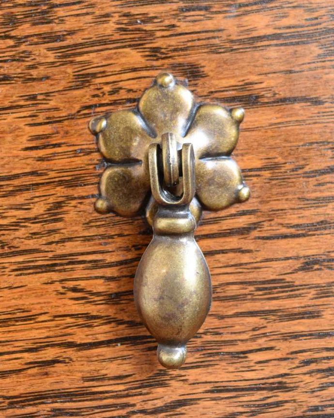 アンティークのチェスト　アンティーク家具　イギリスのオシャレなアンティーク家具のカップボードチェスト。アクセサリーの様な取っ手。(q-1950-f)