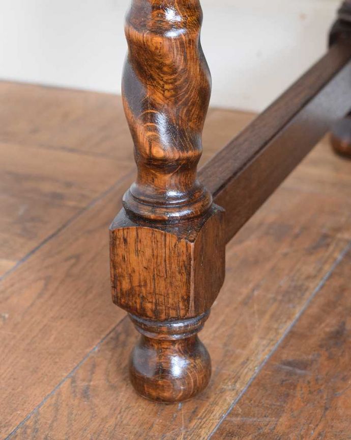 アンティークのチェスト　アンティーク家具　イギリスのオシャレなアンティーク家具のカップボードチェスト。女性１人でラクラク運べちゃうんですHandleのアンティークは、脚の裏にフェルトキーパーをお付けしています。(q-1950-f)