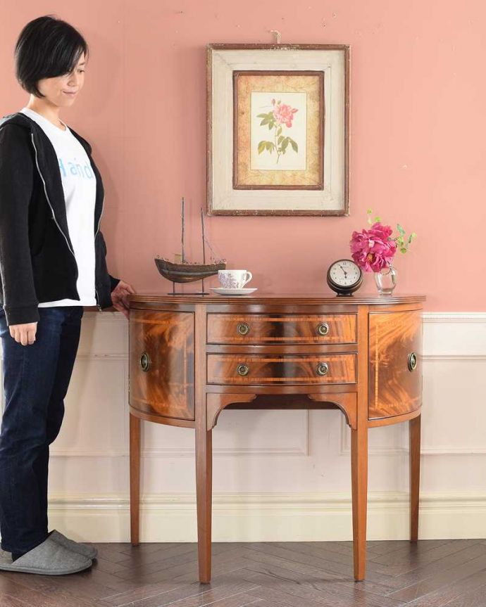 サイドボード アンティーク家具 英国らしいアンティークの輸入家具、気品たっぷりな美しい木目のサイドボード。気品のある大人の佇まいが優雅なサイドボード木目の美しさが際立つ大人のサイドボード。(q-1951-f)