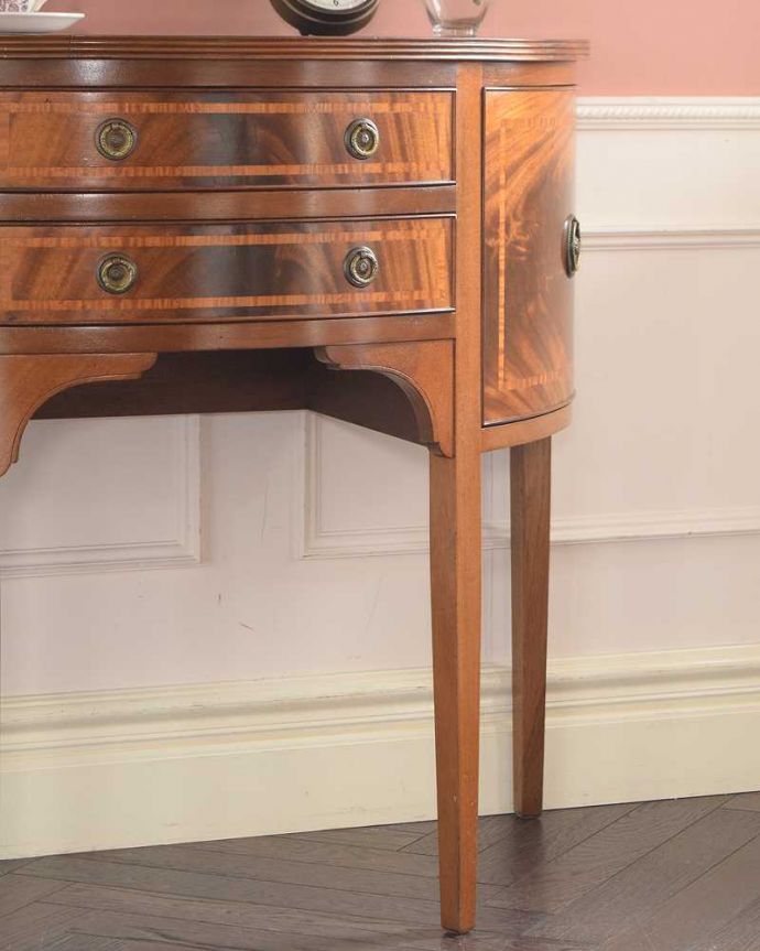 サイドボード アンティーク家具 英国らしいアンティークの輸入家具、気品たっぷりな美しい木目のサイドボード。アンティークだから手に入れることが出来る素材感今の時代、なかなか手に入れることが出来ない木目の美しさにうっとり。(q-1951-f)