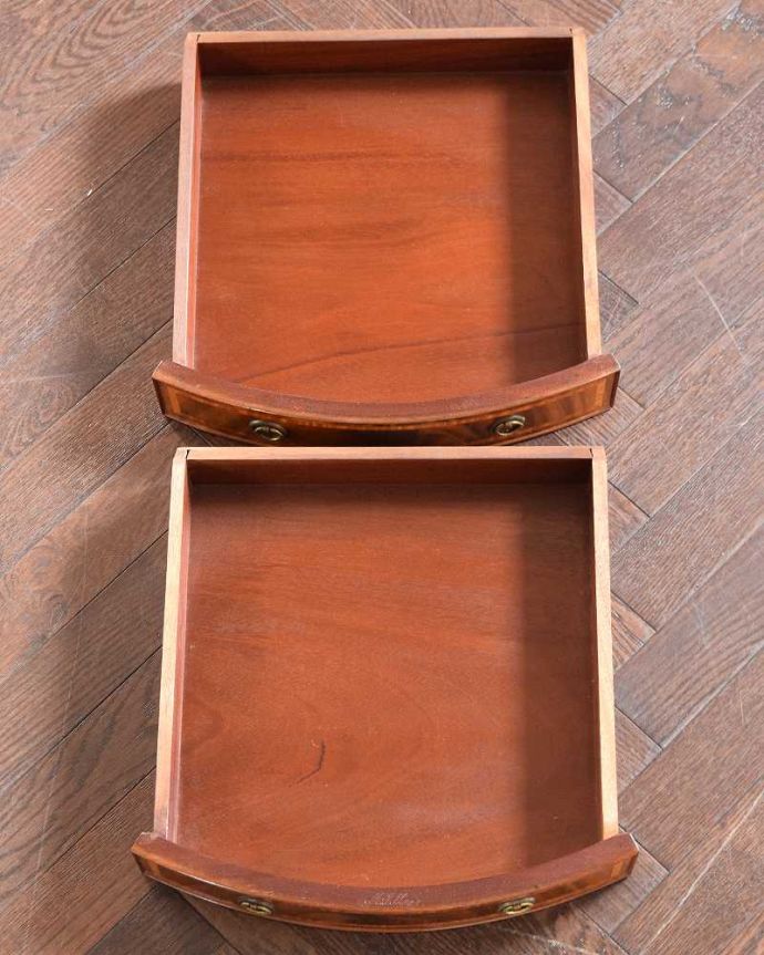 サイドボード アンティーク家具 英国らしいアンティークの輸入家具、気品たっぷりな美しい木目のサイドボード。引き出しの中もキレイに修復しましたもともとカトラリーを入れて使っていた引き出し。(q-1951-f)