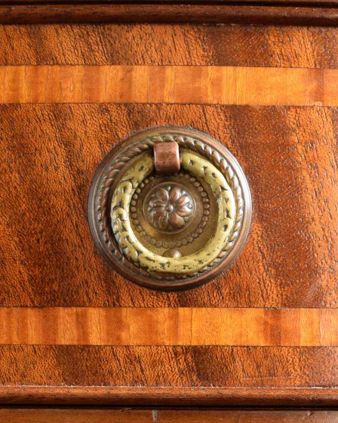 サイドボード アンティーク家具 英国らしいアンティークの輸入家具、気品たっぷりな美しい木目のサイドボード。取っ手にまでアンティークらしさ時間の流れが感じられる凝ったデザインの味わい深い取っ手。(q-1951-f)