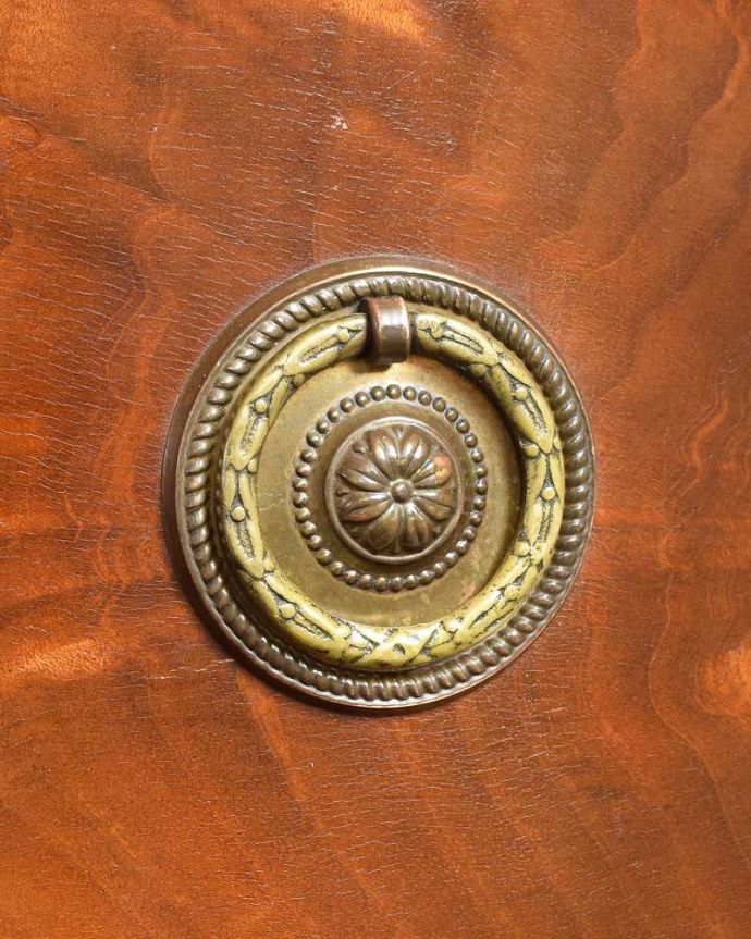 サイドボード アンティーク家具 英国らしいアンティークの輸入家具、気品たっぷりな美しい木目のサイドボード。アンティークらしい素敵な取っ手デザインが美しい取っ手。(q-1951-f)