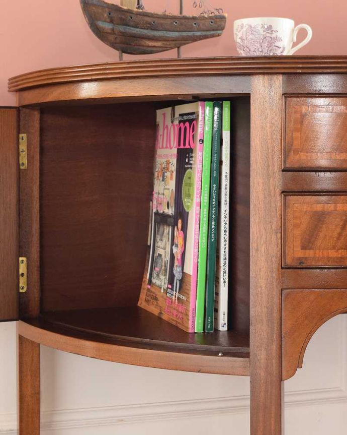 サイドボード アンティーク家具 英国らしいアンティークの輸入家具、気品たっぷりな美しい木目のサイドボード。扉の中は収納たっぷりA4サイズの雑誌までしっかり収納出来ちゃう大きさ。(q-1951-f)