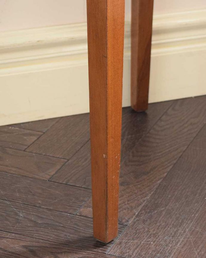 サイドボード アンティーク家具 英国らしいアンティークの輸入家具、気品たっぷりな美しい木目のサイドボード。女性1人でラクラク運べちゃう仕掛けHandleのアンティークは、脚の裏にフェルトキーパーをお付けしています。(q-1951-f)