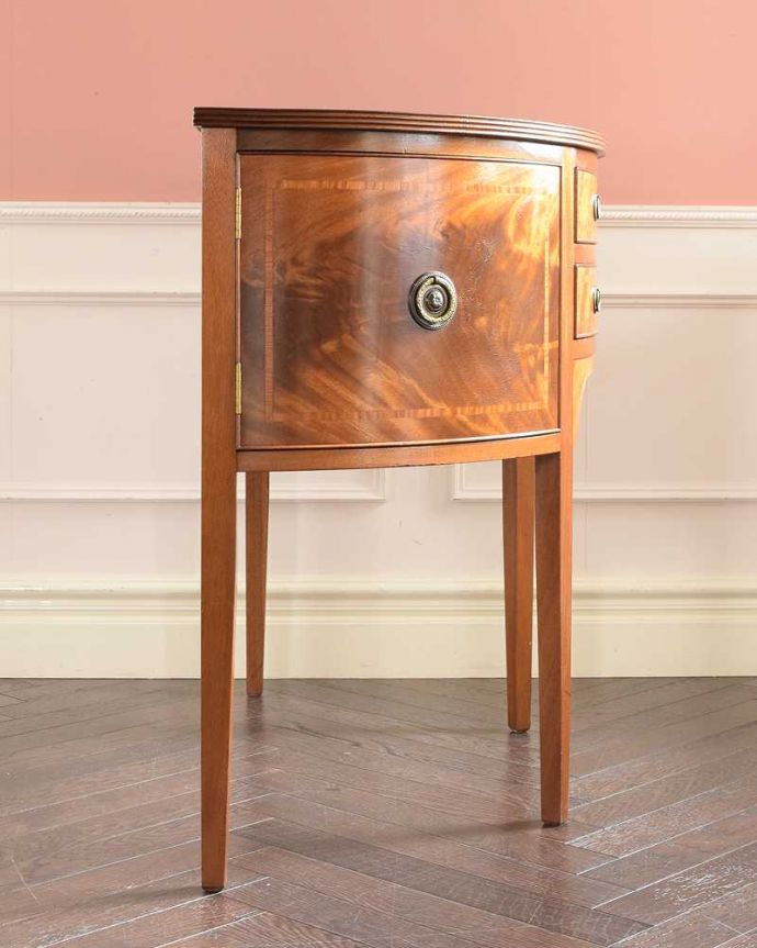 サイドボード アンティーク家具 英国らしいアンティークの輸入家具、気品たっぷりな美しい木目のサイドボード。もちろん横から見てもステキ横顔にだって妥協しません。(q-1951-f)