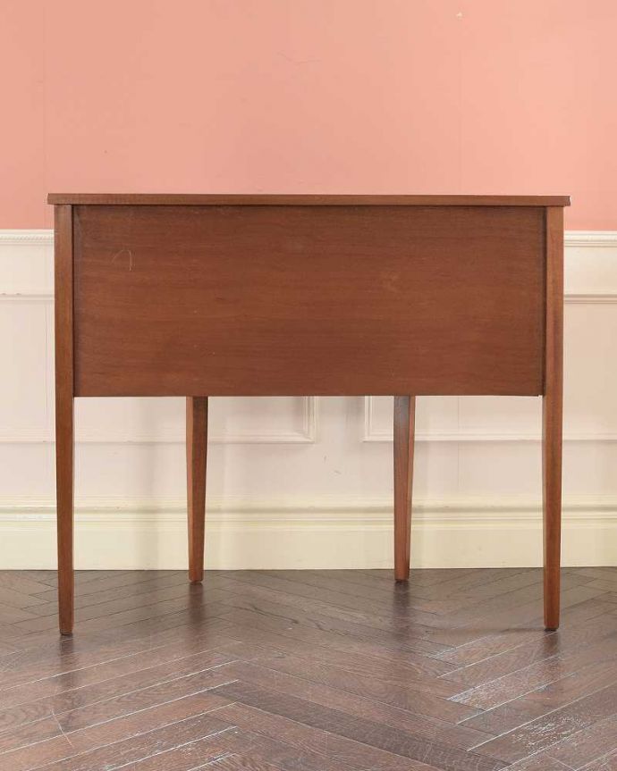 サイドボード アンティーク家具 英国らしいアンティークの輸入家具、気品たっぷりな美しい木目のサイドボード。さらに後ろ姿もチェックアンティークは新品ではないので経年変化によるキズはありますが、専門の職人が修復したので後ろ姿までキレイです。(q-1951-f)