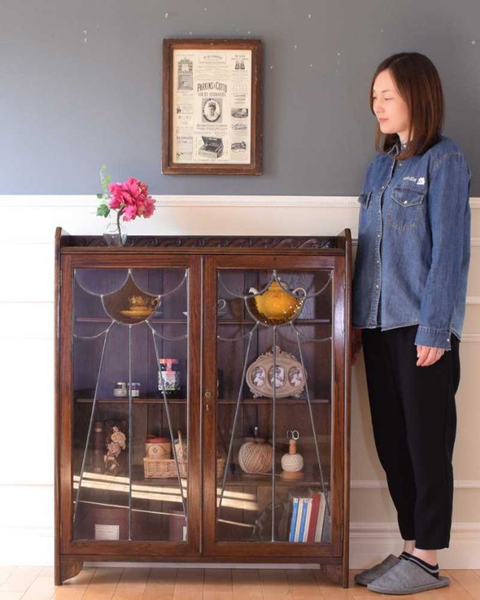 アンティークのキャビネット　アンティーク家具　美しいステンドグラスの扉、英国アンティーク家具のブックケース（本棚）。お気に入りの本や雑貨や本を並べてみましょう。(q-1952-f)