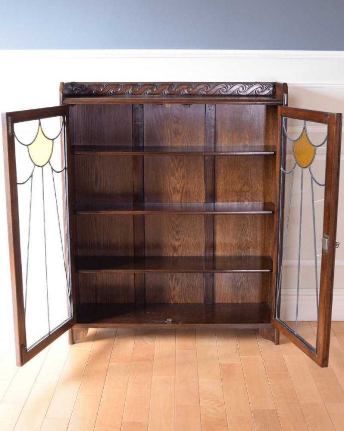 アンティークのキャビネット　アンティーク家具　美しいステンドグラスの扉、英国アンティーク家具のブックケース（本棚）。扉の中は、しっかりと収納できる棚板重いものもたっぷり収納できる木製の棚板タイプ。(q-1952-f)