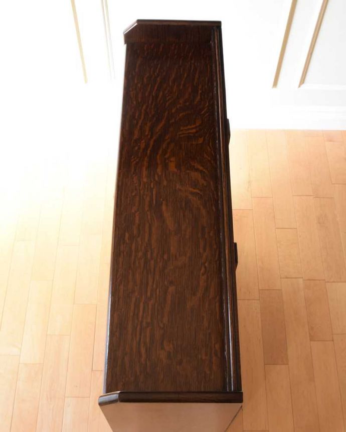 アンティークのキャビネット　アンティーク家具　美しいステンドグラスの扉、英国アンティーク家具のブックケース（本棚）。天板もキレイに仕上げました。(q-1952-f)