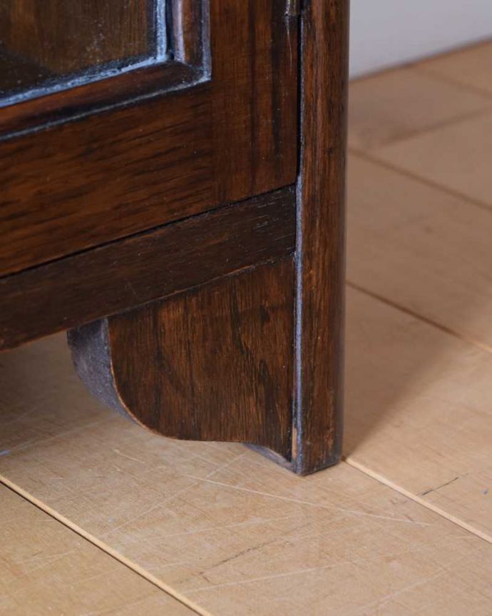 アンティークのキャビネット　アンティーク家具　美しいステンドグラスの扉、英国アンティーク家具のブックケース（本棚）。女性１人でラクラク運べちゃうんですHandleのアンティークは、脚の裏にフェルトキーパーをお付けしています。(q-1952-f)