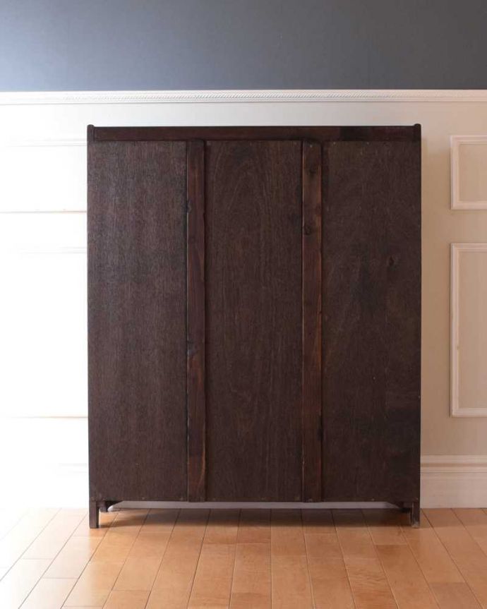 アンティークのキャビネット　アンティーク家具　美しいステンドグラスの扉、英国アンティーク家具のブックケース（本棚）。後ろ姿にも気を使ってますアンティークは新品ではないので、もちろん経年変化によるキズはありますが、専門の職人がキレイにお直しをしているので、後ろ姿までキレイです。(q-1952-f)