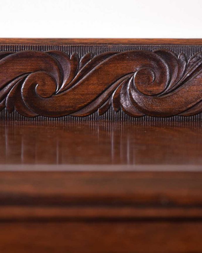 アンティークのキャビネット　アンティーク家具　美しいステンドグラスの扉、英国アンティーク家具のブックケース（本棚）。ここの彫も最上級の美しさいろんな部分の美しさが重なり合って、最上級の美しさを醸し出してくれます。(q-1952-f)