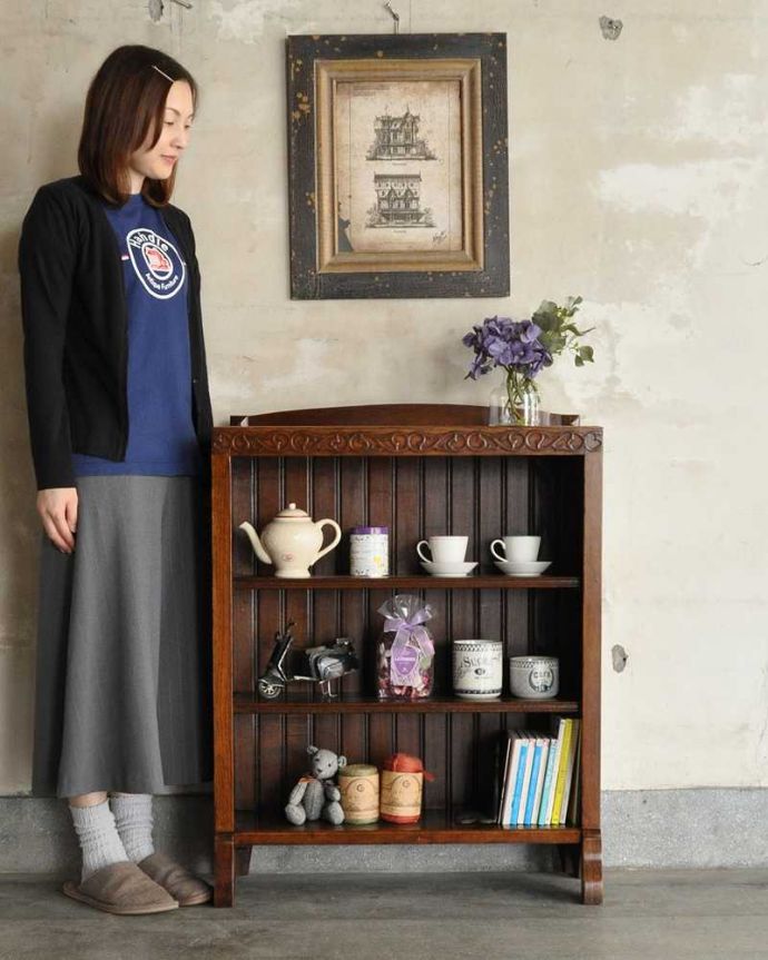 アンティークのキャビネット　アンティーク家具　飾りながらオシャレに収納できるブックシェルフ、英国のアンティーク家具。なんでも便利に収納できるオープンタイプの本棚本棚としてしっかり作られたオープンタイプのブックシェルフ。(q-1953-f)