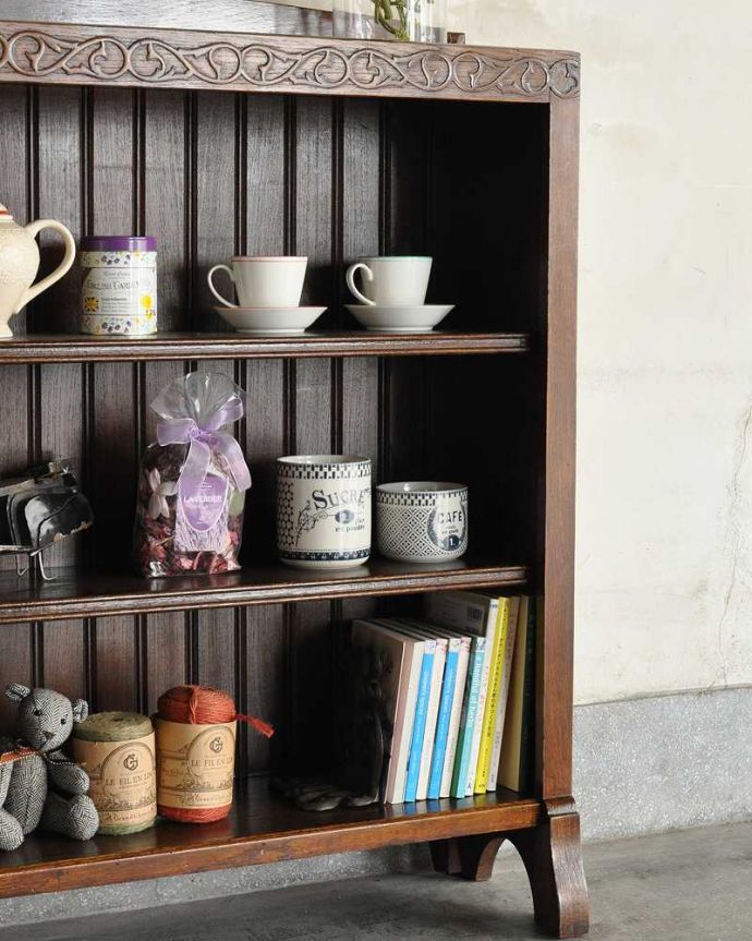 アンティークのキャビネット　アンティーク家具　飾りながらオシャレに収納できるブックシェルフ、英国のアンティーク家具。たっぷり収納できるだけじゃないんです。(q-1953-f)