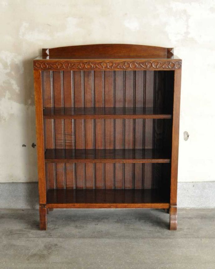 アンティークのキャビネット　アンティーク家具　飾りながらオシャレに収納できるブックシェルフ、英国のアンティーク家具。キレイに修復したので、安心して使って下さい。(q-1953-f)