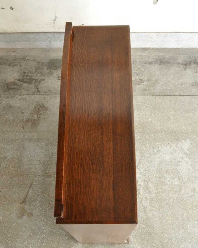 アンティークのキャビネット　アンティーク家具　飾りながらオシャレに収納できるブックシェルフ、英国のアンティーク家具。天板もピカピカです。(q-1953-f)