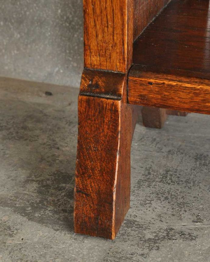 アンティークのキャビネット　アンティーク家具　飾りながらオシャレに収納できるブックシェルフ、英国のアンティーク家具。女性1人でラクラク運べちゃう仕掛けHandleのアンティークは、脚の裏にフェルトキーパーをお付けしています。(q-1953-f)