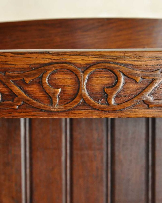 アンティークのキャビネット　アンティーク家具　飾りながらオシャレに収納できるブックシェルフ、英国のアンティーク家具。惚れ惚れしちゃう美しさこんなに堅い無垢材に一体どうやって彫ったんだろう？と不思議になるくらい細かい彫にうっとりです。(q-1953-f)