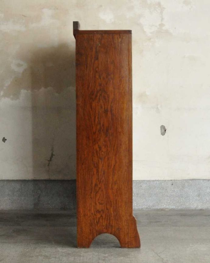 アンティークのキャビネット　アンティーク家具　飾りながらオシャレに収納できるブックシェルフ、英国のアンティーク家具。横から見てもステキしっかり修復したので、横顔だって美しいんです。(q-1953-f)