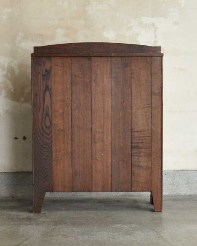 アンティークのキャビネット　アンティーク家具　飾りながらオシャレに収納できるブックシェルフ、英国のアンティーク家具。後ろ姿もキレイですアンティークは新品ではないので、もちろん経年変化によるキズはありますが、専門の職人が修復したので、後ろ姿もキレイです。(q-1953-f)