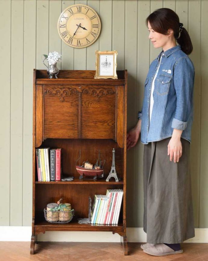 ビューロー アンティーク家具 英国らしい彫が魅力、どこにでも置けるアンティーク家具スチューデントビューロー。コンパクトで、どこでも置けちゃうビューロースチューデントビューローと呼ばれるコンパクトサイズのビューローは、もともと学生さん用に作られたもの。(q-1954-f)