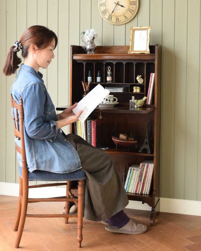 ビューロー アンティーク家具 英国らしい彫が魅力、どこにでも置けるアンティーク家具スチューデントビューロー。あっという間にデスクに早変わり扉を前に倒すだけでデスクが登場。(q-1954-f)
