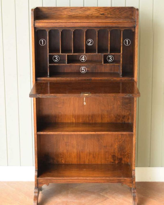 ビューロー アンティーク家具 英国らしい彫が魅力、どこにでも置けるアンティーク家具スチューデントビューロー。お片付け上手になれる仕切り扉の中身は整理整頓しやすいように細かく仕切られています。(q-1954-f)