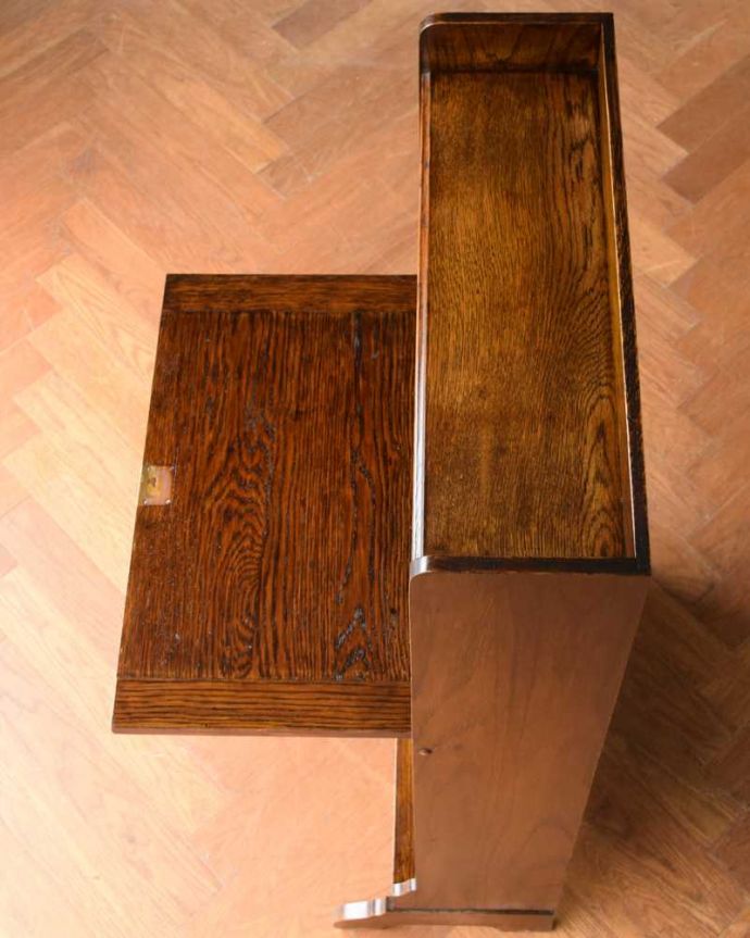 ビューロー アンティーク家具 英国らしい彫が魅力、どこにでも置けるアンティーク家具スチューデントビューロー。デスクの部分を上から見ると・・・天板部分の塗装も専門の職人がしっかりキレイに修復したので、こんなにキレイです。(q-1954-f)