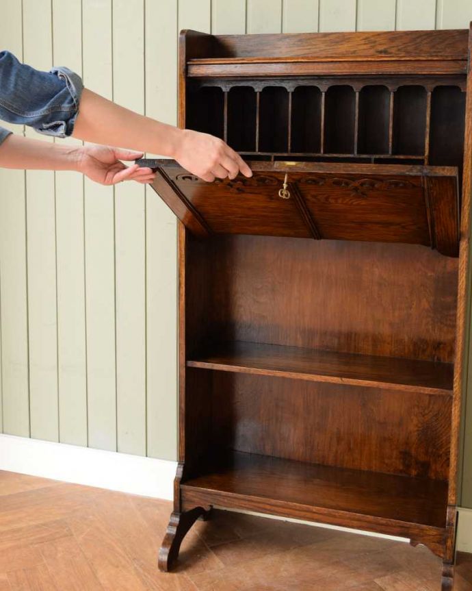 ビューロー アンティーク家具 英国らしい彫が魅力、どこにでも置けるアンティーク家具スチューデントビューロー。あっという間にデスクが登場扉を前に倒すだけで、簡単にデスクになります。(q-1954-f)