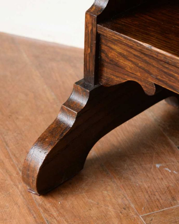 ビューロー アンティーク家具 英国らしい彫が魅力、どこにでも置けるアンティーク家具スチューデントビューロー。女性1人でラクラ運べちゃうんですHandleのアンティークは、脚の裏にフェルトキーパーをお付けしています。(q-1954-f)