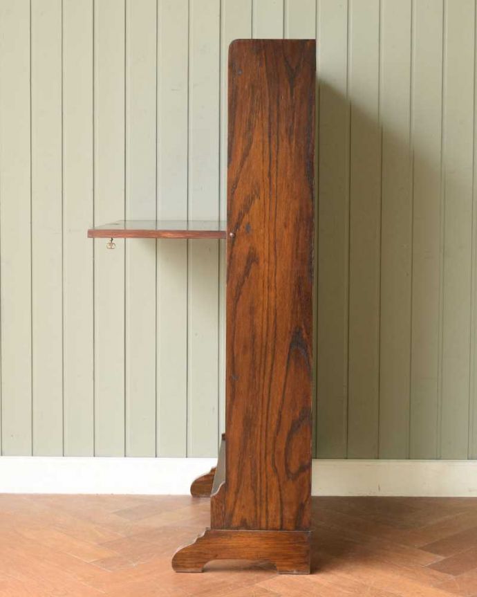 ビューロー アンティーク家具 英国らしい彫が魅力、どこにでも置けるアンティーク家具スチューデントビューロー。横から見ても素敵なんですもちろん、横から見てもキレイに仕上がっているので、いろんな場所に置いて使って下さい。(q-1954-f)