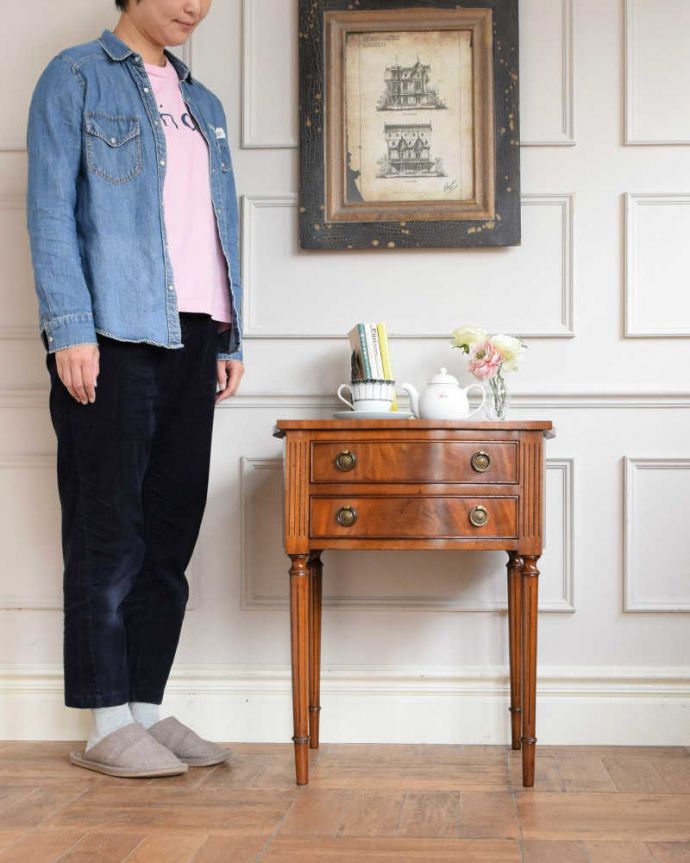 アンティークのチェスト　アンティーク家具　マホガニー材を使った美しいアンティークのベッドサイドチェスト（ナイトテーブル）。小さくても一人前。(q-1955-f)