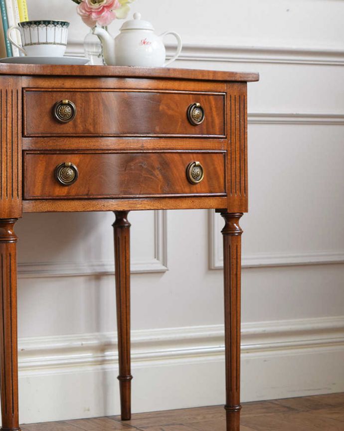 アンティークのチェスト　アンティーク家具　マホガニー材を使った美しいアンティークのベッドサイドチェスト（ナイトテーブル）。木目で勝負！アンティークだから手に入る素材のよさシンプルなデザインなのに惹きつけられちゃう一番の魅力は、やはり使われている素材。(q-1955-f)