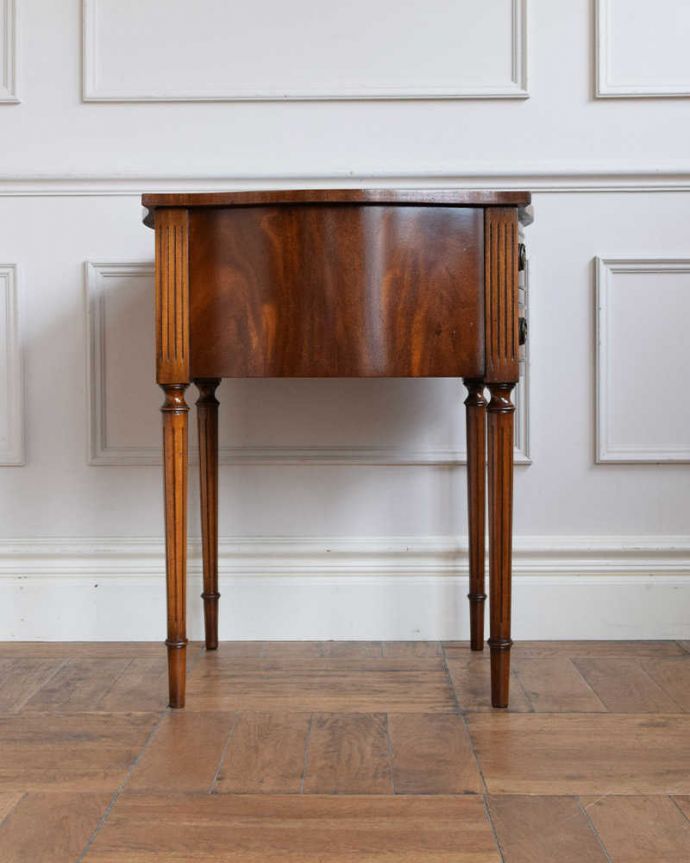 アンティークのチェスト　アンティーク家具　マホガニー材を使った美しいアンティークのベッドサイドチェスト（ナイトテーブル）。横から見てもキレイですもちろん、横顔だってキレイ！どこから見ても絵になります。(q-1955-f)