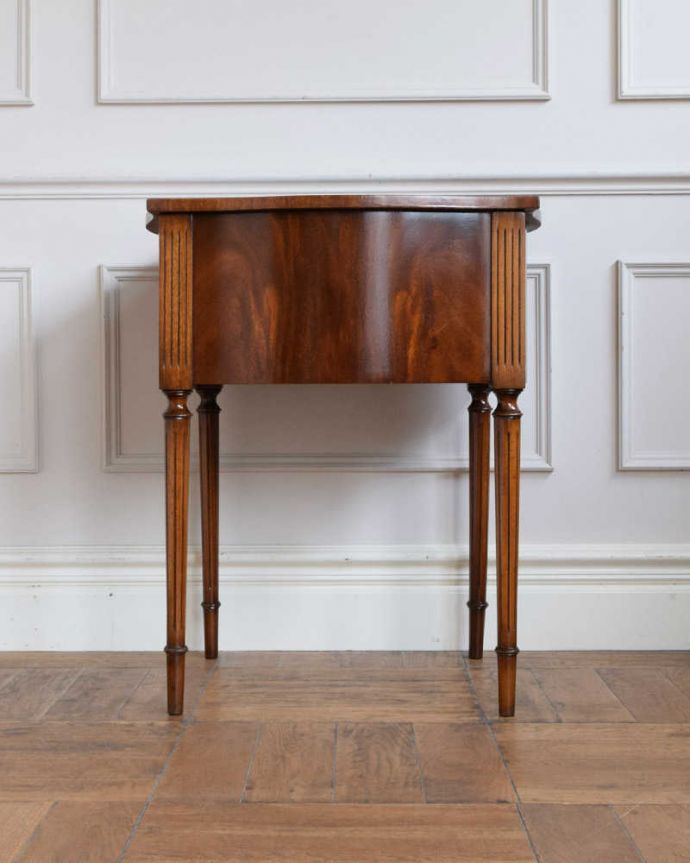 アンティークのチェスト　アンティーク家具　マホガニー材を使った美しいアンティークのベッドサイドチェスト（ナイトテーブル）。後ろ姿も見て下さいアンティークは新品ではないので、もちろん経年変化によるキズはありますが、専門の職人が修復しました。(q-1955-f)