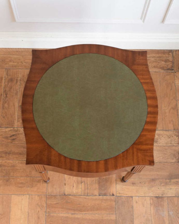 アンティークのチェスト　アンティーク家具　マホガニー材を使った美しいアンティークのベッドサイドチェスト（ナイトテーブル）。ピカピカに仕上げましたベッドやソファの横でモノを置いて使えるように、修復する時、天板の塗装もキレイに仕上げました。(q-1955-f)