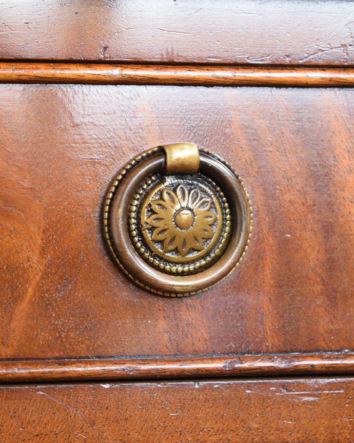 アンティークのチェスト　アンティーク家具　マホガニー材を使った美しいアンティークのベッドサイドチェスト（ナイトテーブル）。アンティークらしい取っ手取っ手のデザインまで高級感があるアンティーク家具。(q-1955-f)