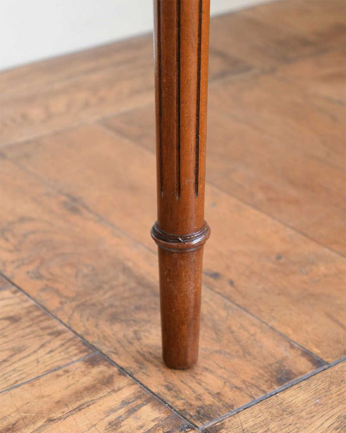 アンティークのチェスト　アンティーク家具　マホガニー材を使った美しいアンティークのベッドサイドチェスト（ナイトテーブル）。女性1人でラクラク運べちゃう仕掛けHandleのアンティーク家具は、脚の裏にフェルトキーパーをお付けしています。(q-1955-f)