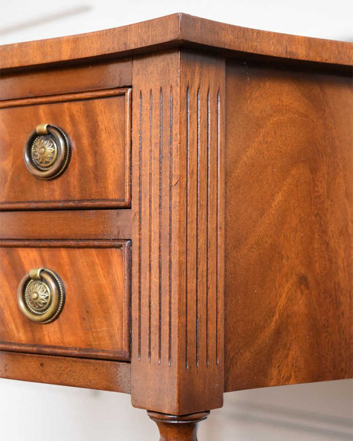 アンティークのチェスト　アンティーク家具　マホガニー材を使った美しいアンティークのベッドサイドチェスト（ナイトテーブル）。いろんな場所にこだわり彫のデザインもいろいろです。(q-1955-f)