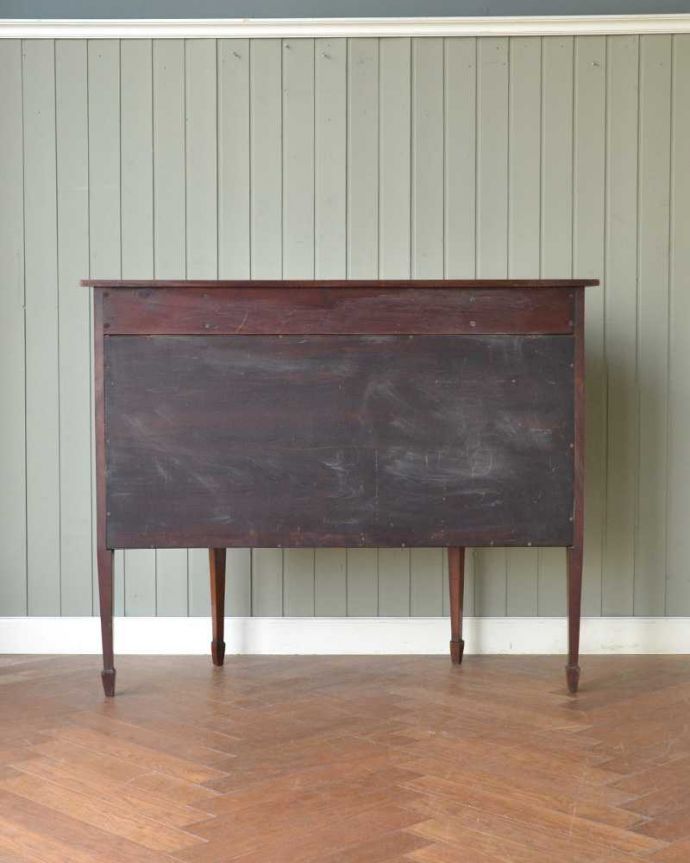 アンティークのキャビネット　アンティーク家具　パーケットリーが美しいハーフムーンの英国アンティークサイドボード（キャビネット）。さらに後ろ姿もチェックアンティークは新品ではないので経年変化によるキズはありますが、専門の職人が修復したので後ろ姿までキレイです。(q-1956-f)