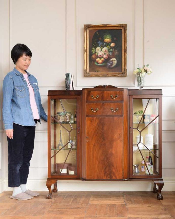 アンティークのキャビネット　アンティーク家具　アンティークの収納家具、たっぷり入る優雅なデザインのガラスキャビネット　。英国アンティークが持つ最上級の美しさをお届けします上品な木目とガラス面に描かれた優雅な木の模様が英国のアンティークらしいガラスのキャビネット。(q-1957-f)