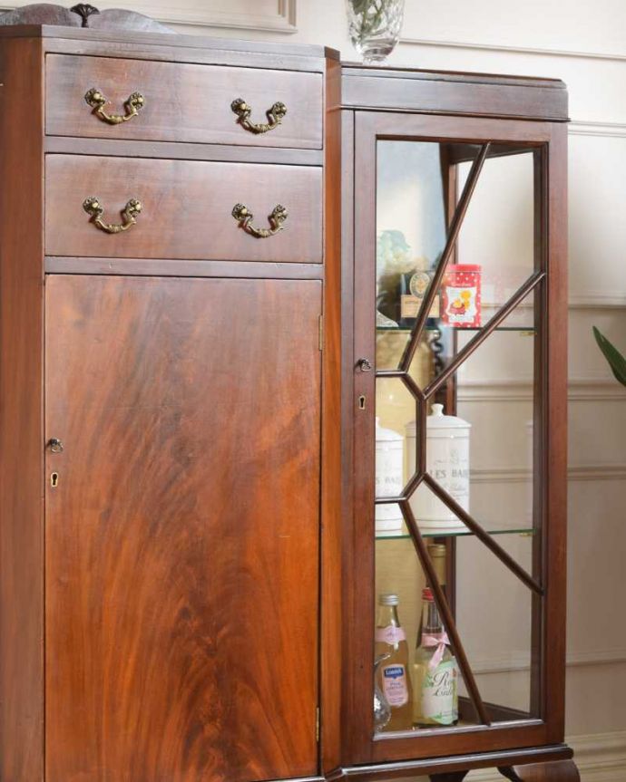 アンティークのキャビネット　アンティーク家具　アンティークの収納家具、たっぷり入る優雅なデザインのガラスキャビネット　。優雅な曲線と美しい木目がコラボしたキャビネットガラス扉と板扉、両方が使われているディスプレイキャビネット。(q-1957-f)