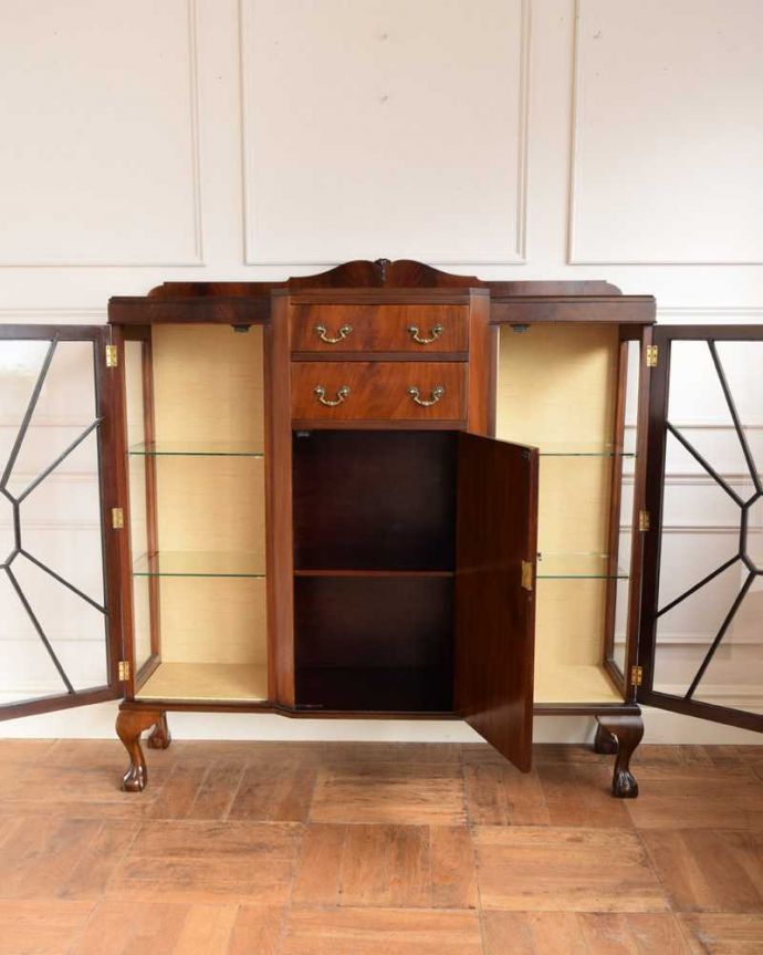 アンティークのキャビネット　アンティーク家具　アンティークの収納家具、たっぷり入る優雅なデザインのガラスキャビネット　。外観だけじゃない内側の美しさ見た目はもちろんキャビネットの中も職人が最上級のキャビネットに似合うよう最高級の技術でキレイに仕上げました。(q-1957-f)