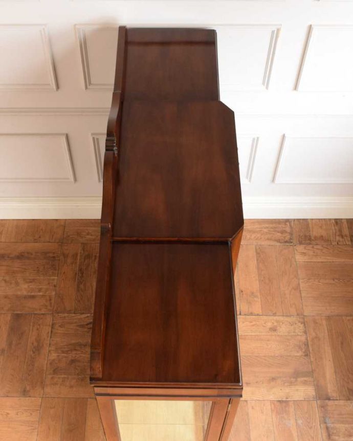 アンティークのキャビネット　アンティーク家具　アンティークの収納家具、たっぷり入る優雅なデザインのガラスキャビネット　。上から見てもキレイです。(q-1957-f)