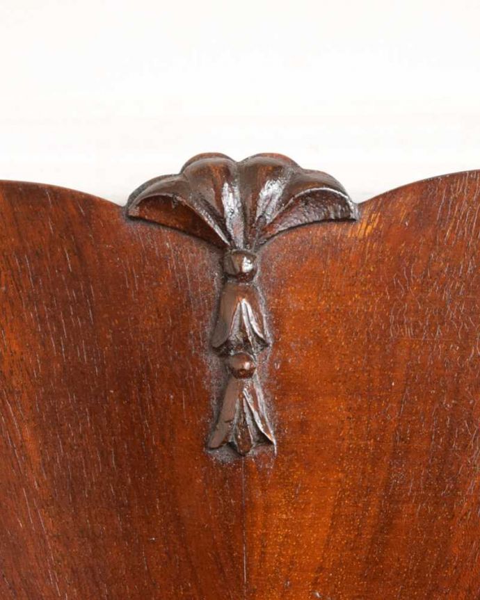 アンティークのキャビネット　アンティーク家具　アンティークの収納家具、たっぷり入る優雅なデザインのガラスキャビネット　。いろんな場所にこだわり彫のデザインもいろいろです。(q-1957-f)