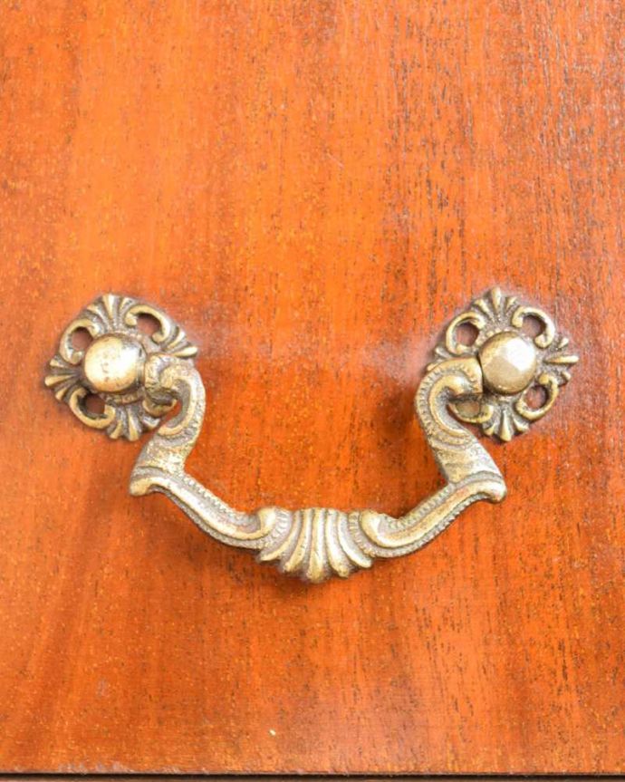 アンティークのキャビネット　アンティーク家具　アンティークの収納家具、たっぷり入る優雅なデザインのガラスキャビネット　。高級感漂うアンティークの取っ手細かい部分まで最上級の家具らしく美しい。(q-1957-f)