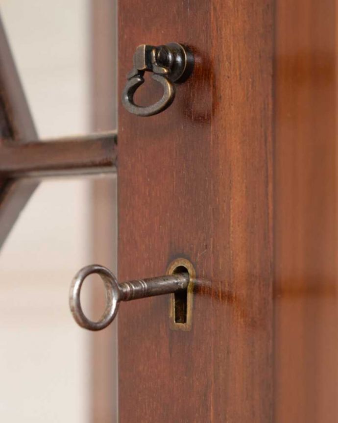 アンティークのキャビネット　アンティーク家具　アンティークの収納家具、たっぷり入る優雅なデザインのガラスキャビネット　。開ける度にワクワク･･･開ける度にまるで宝箱を開けているような鍵。(q-1957-f)