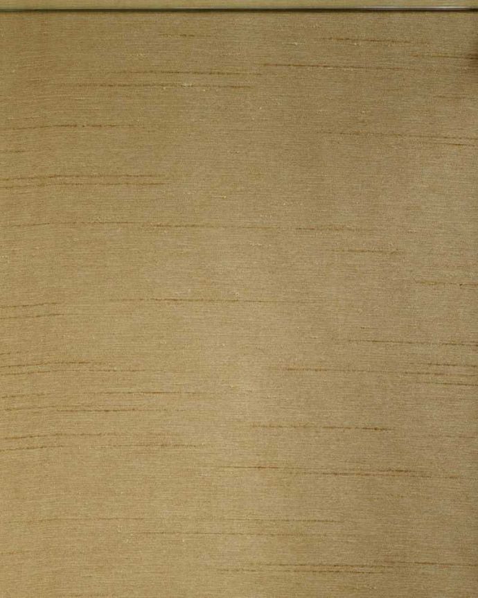 アンティークのキャビネット　アンティーク家具　アンティークの収納家具、たっぷり入る優雅なデザインのガラスキャビネット　。新しく貼り替えました背板の生地は新しいものに貼り替えてあります。(q-1957-f)