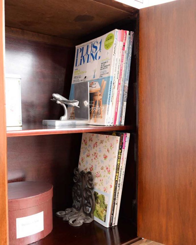 アンティークのキャビネット　アンティーク家具　アンティークの収納家具、たっぷり入る優雅なデザインのガラスキャビネット　。扉の中は収納たっぷりA4サイズの雑誌までしっかり収納出来ちゃう大きさ。(q-1957-f)